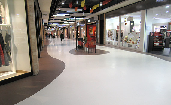 La pose d'un revêtement de sol en résine permet une utilisation durable en cas de forte sollicitation comme pour une galerie marchande.