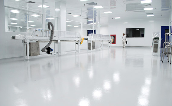 Le laboratoire pharmaceutique dispose d'équipements adaptés.
